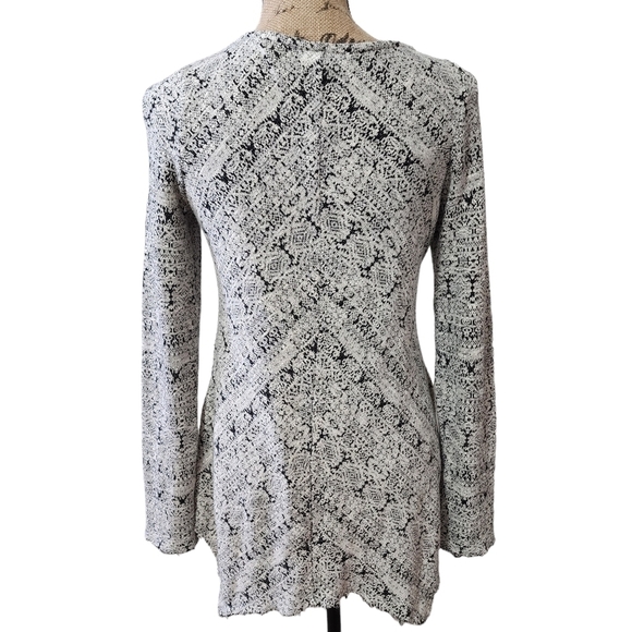 3/$15 Knox Rose Tunic Raw Edges Lightweight Shark Bite Sweater - Small - Picture 3 of 7